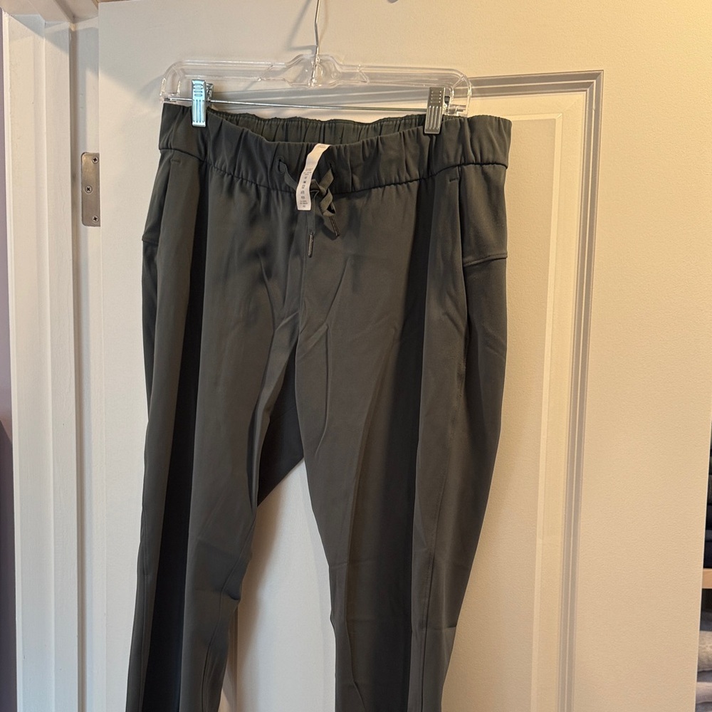Lululemon on the fly pants - 8, Olive green